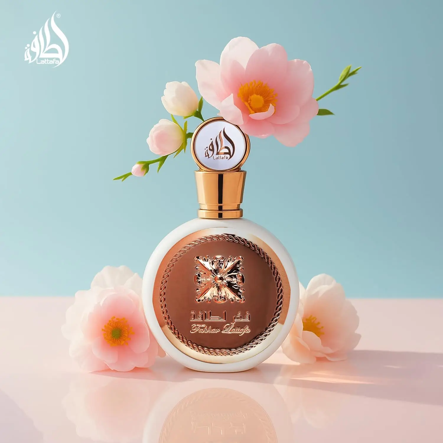 Frasco dourado e elegante do perfume Lattafa Fakhar Eau de Parfum Feminino 100ml, com tampa decorada e design luxuoso, posicionado sobre fundo neutro.