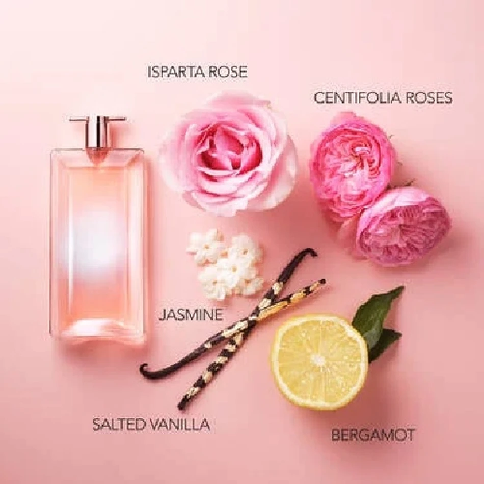 Frasco do perfume Lancôme Idôle Eau de Parfum em destaque sobre fundo claro, com design fino e elegante, cercado por pétalas de rosa.