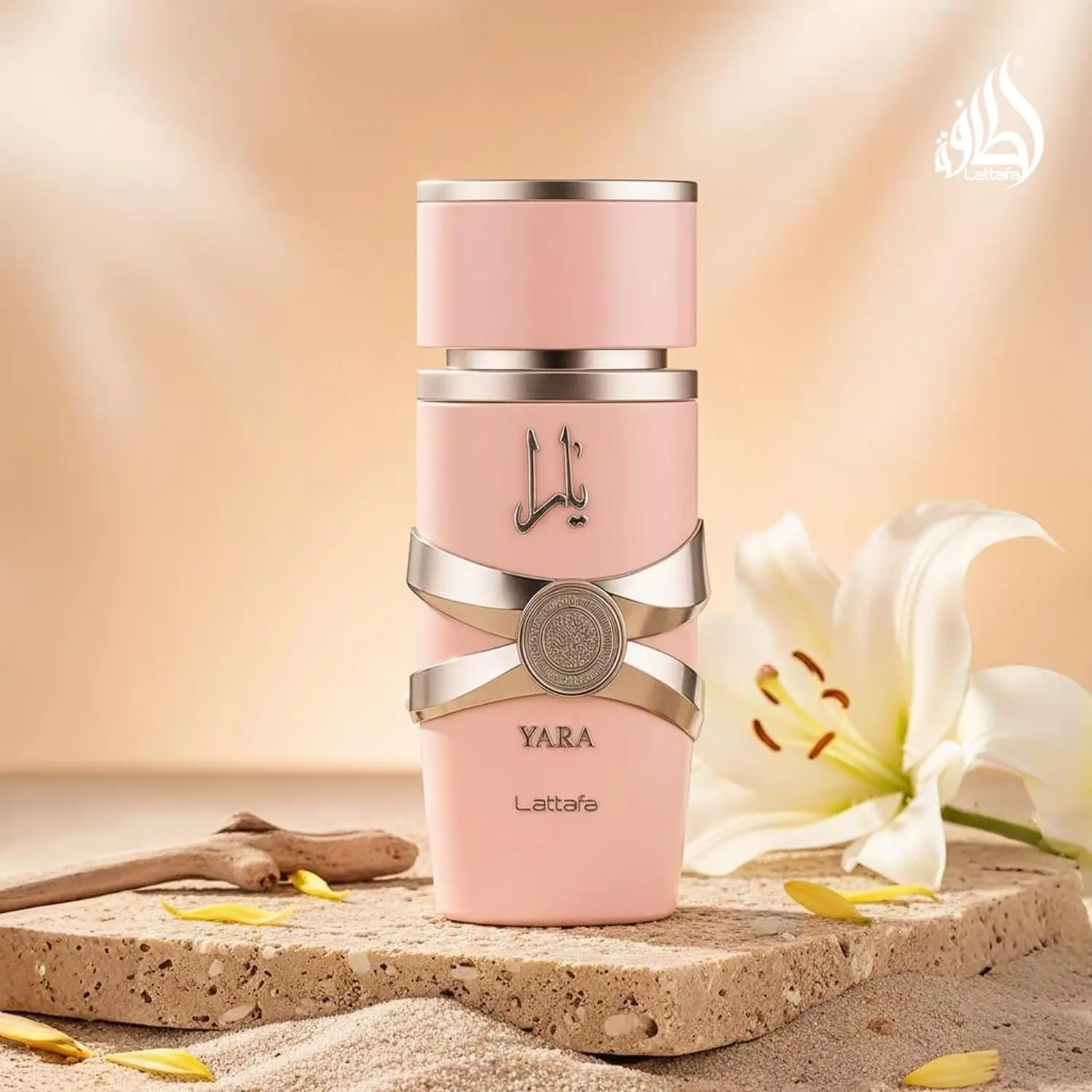 Melhores Perfumes Árabes Femininos: frasco do perfume Yara da Lattafa em cenário floral elegante.