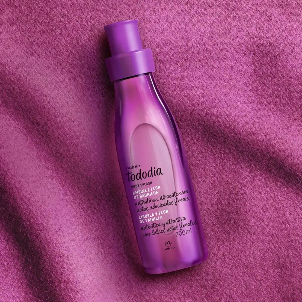 Frasco do body splash Natura Tododia Ameixa e Flor de Baunilha em fundo lilás.