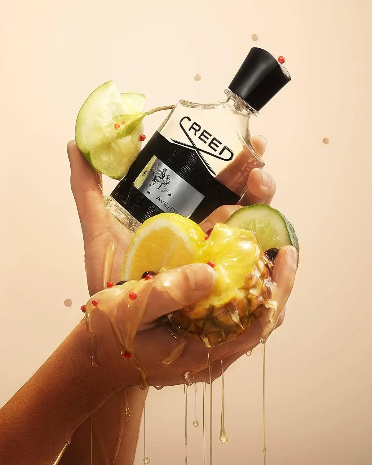 Frasco de 100ml do perfume Creed Aventus Eau de Parfum Masculino, com design elegante em preto e prata, sobre fundo neutro e sofisticado. 📝 Descrição da Imagem: A imagem apresenta o frasco de Creed Aventus Eau de Parfum Masculino 100ml, com design clássico e imponente. O frasco é transparente na base, com líquido âmbar claro, e possui uma faixa preta com o brasão prateado da marca — um cavaleiro montado em um cavalo. A tampa preta e o acabamento metálico reforçam o caráter luxuoso da fragrância. A composição visual transmite sofisticação, exclusividade e poder, refletindo o perfil do homem moderno, confiante e elegante. 💬 Legenda para Blog ou Redes Sociais: 🖤 Poder, elegância e presença. Creed Aventus é o perfume masculino que traduz sucesso em cada nota. Se quiser, posso montar esse conteúdo como card editorial, post para Instagram ou ficha comparativa com outros perfumes de alta performance. Deseja que eu prepare esses formatos?