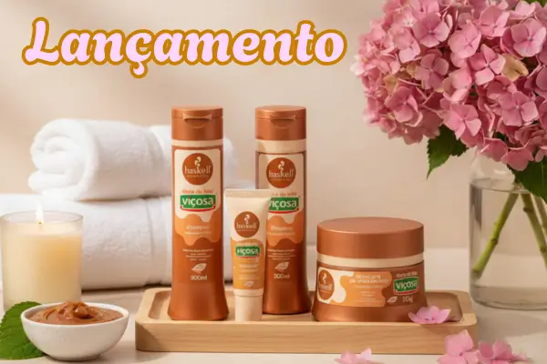 Coleção Haskell Doce de Leite Viçosa em bandeja de madeira num banheiro elegante, com shampoo, máscara, hidratante corporal, esfoliante, body splash e hidratante labial.