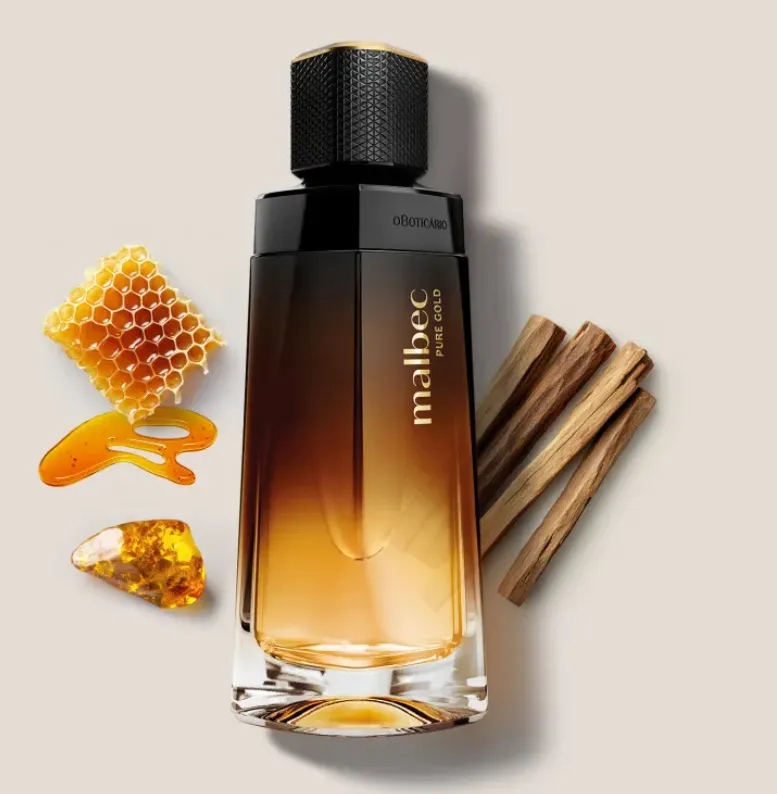 Frasco do perfume Malbec Pure Gold de O Boticário com design âmbar e preto sobre fundo branco.