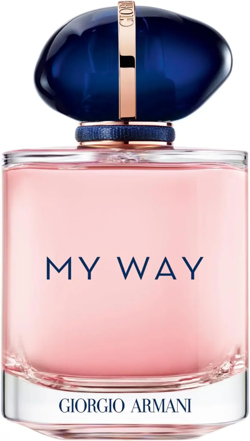 Frasco do perfume My Way da Giorgio Armani com líquido rosa claro e tampa azul com detalhe dourado, representando elegância e feminilidade.