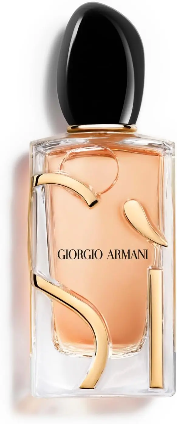 Frasco transparente do perfume Sì da Giorgio Armani com líquido pêssego e detalhes dourados decorativos, transmitindo sofisticação e arte.