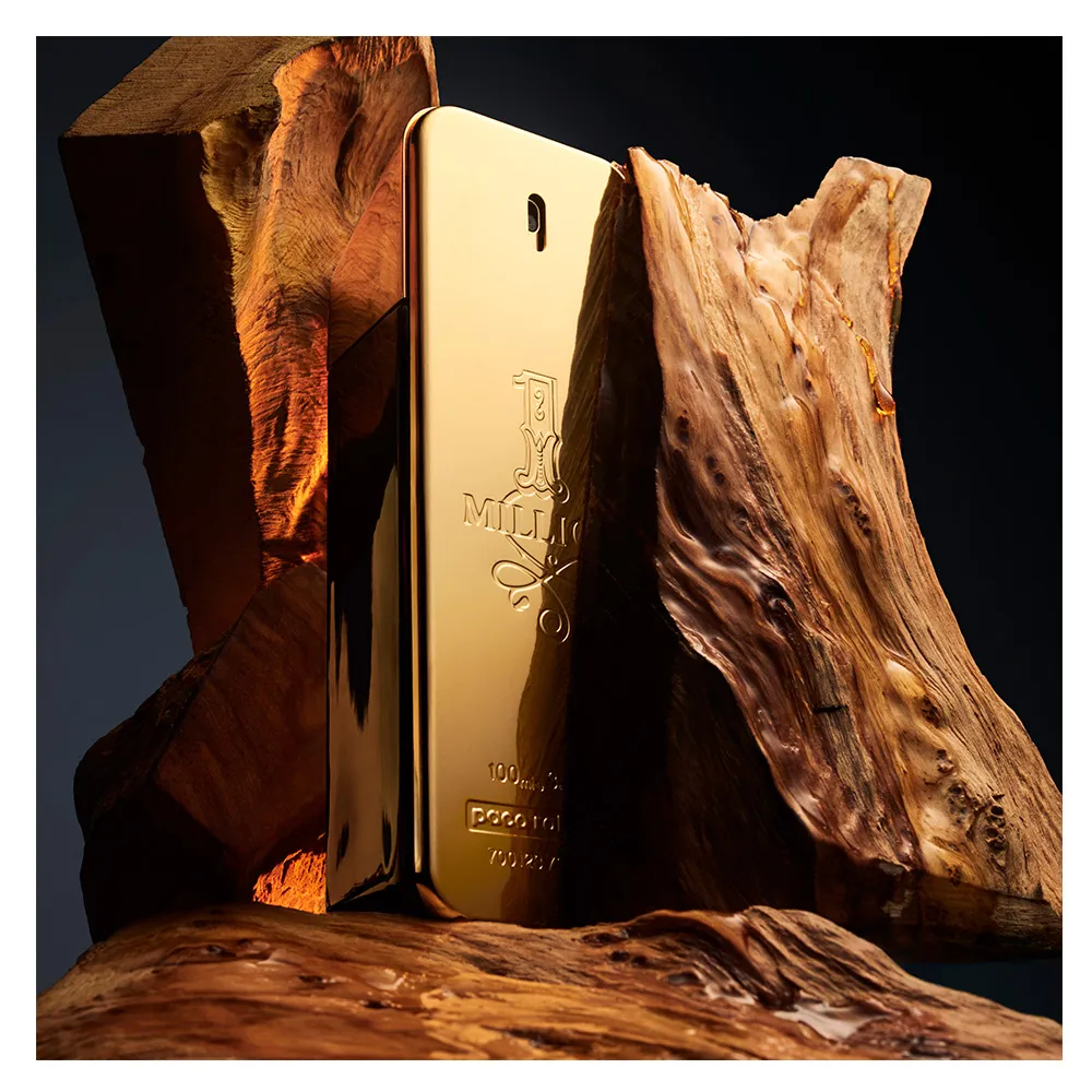 Frasco dourado do perfume Paco Rabanne 1 Million entre blocos de madeira, simbolizando luxo, poder e intensidade.