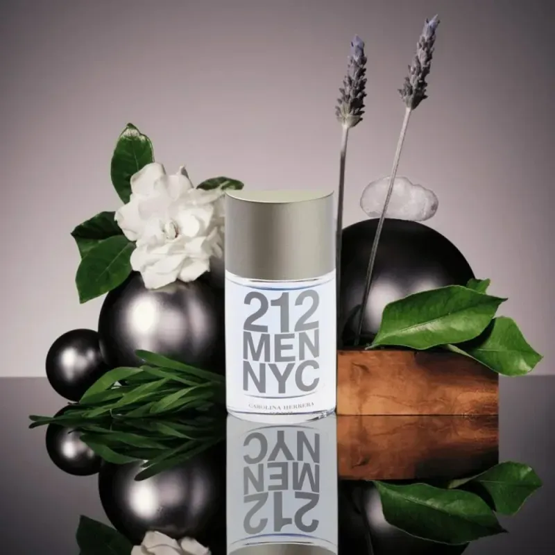 Frasco prateado cilíndrico do perfume 212 Men NYC Eau de Toilette 100 ml da Carolina Herrera, simbolizando frescor urbano e estilo contemporâneo.