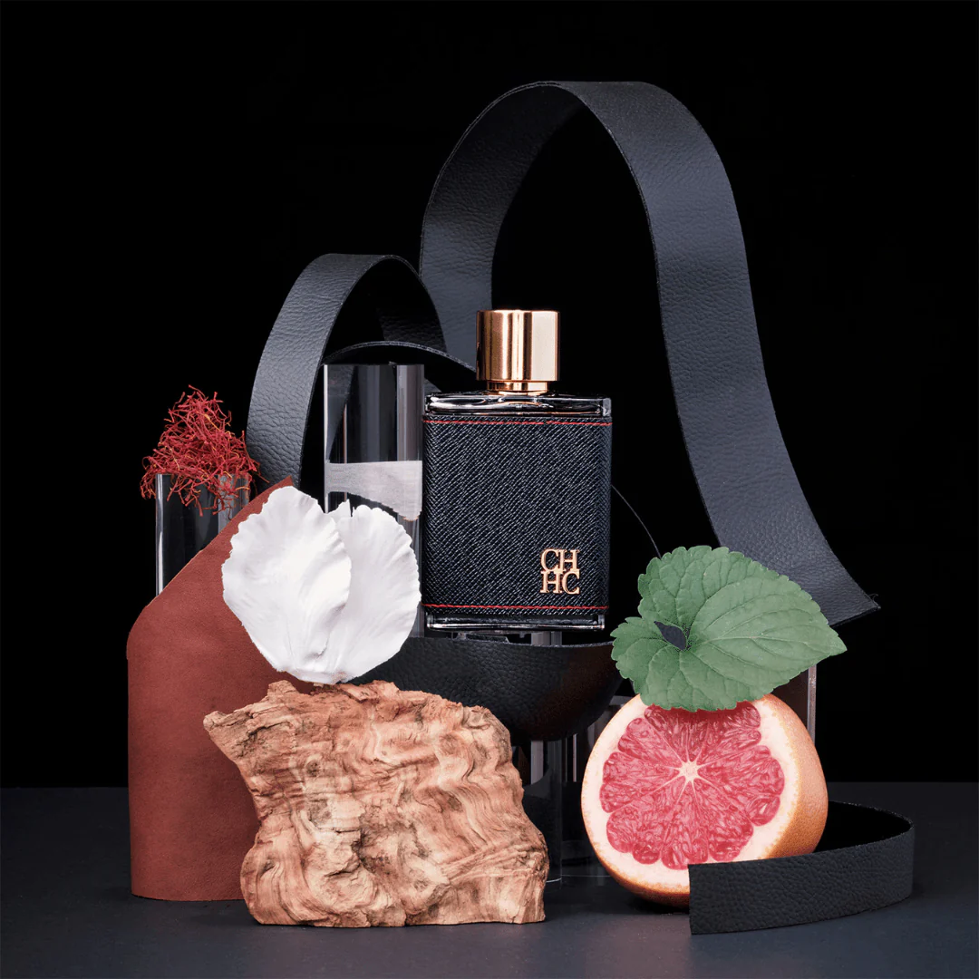 Frasco marrom com detalhes em couro e bordas vermelhas do CH Men Eau de Toilette da Carolina Herrera, simbolizando elegância masculina e estilo refinado.