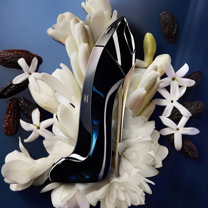 Frasco em formato de salto alto do perfume Good Girl Carolina Herrera®, símbolo de elegância e feminilidade.