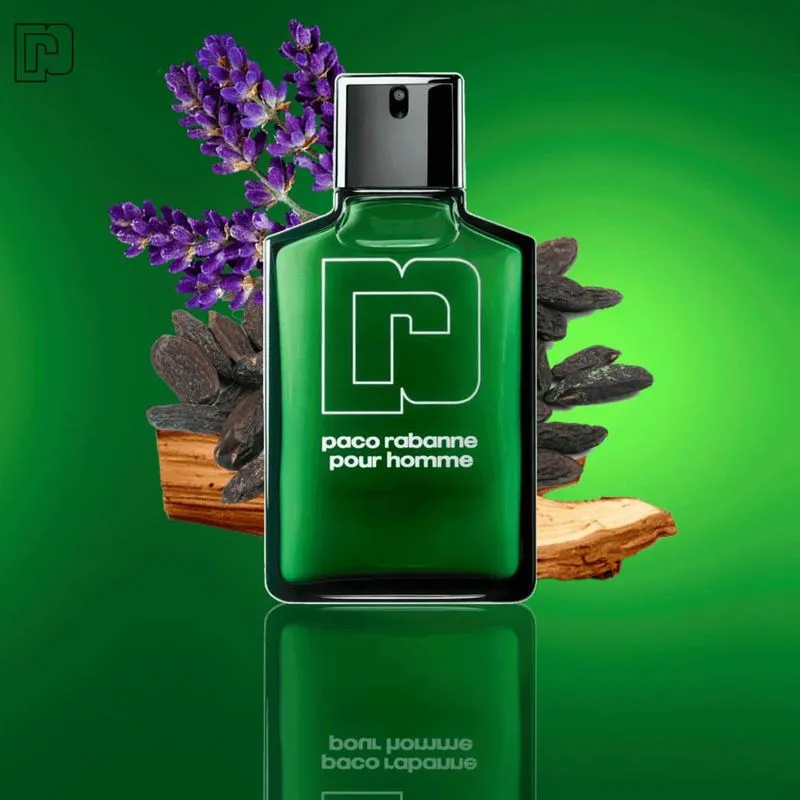 Frasco verde do perfume Paco Rabanne Pour Homme com lavanda, fava tonka e madeira ao fundo, sobre fundo verde vibrante.