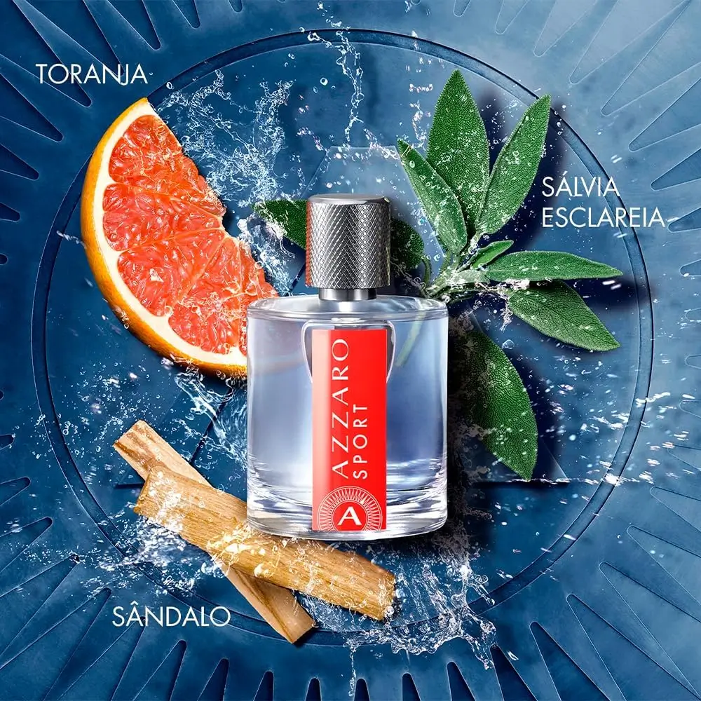 Frasco do perfume masculino Azzaro Sport cercado por toranja, sálvia e sândalo em fundo azul com respingos de água, destacando seu frescor esportivo.