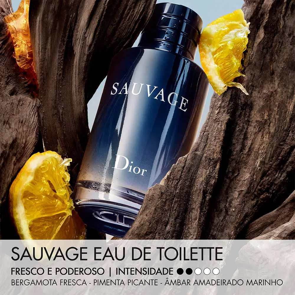 Frasco do perfume Sauvage Eau de Toilette da Dior entre madeiras rústicas, com fatias de bergamota e âmbar, destacando a intensidade e frescor da fragrância masculina.